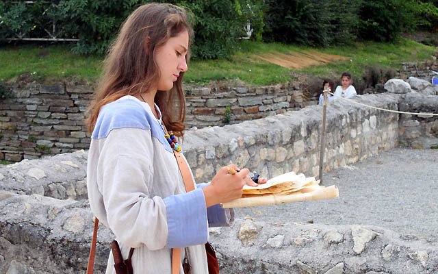 Römerin in schmucken Outfit - Bestandaufnahme in Carnuntum