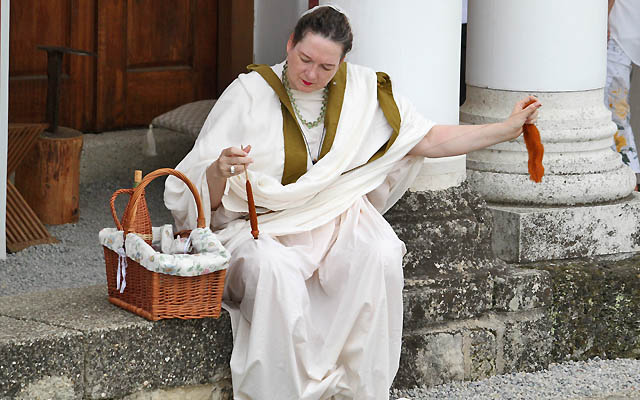 Römerin in eleganter weisser Kleidung