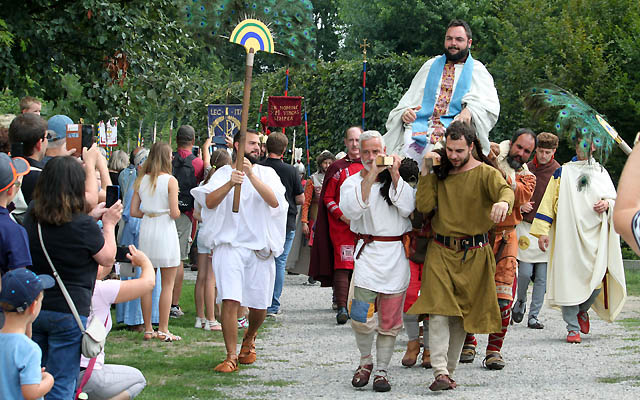 Carnuntum 333 - Szene mit dem Papst