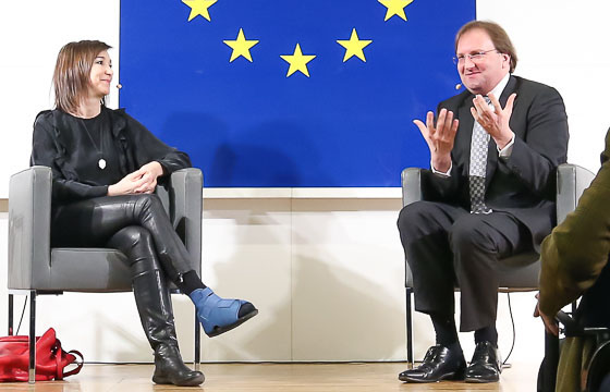 Carola Schneider und Benedikt Weingartner in Europa : DIALOG