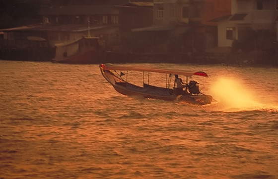 Bangkok: Longtail-Boat im Sonnenaufgang