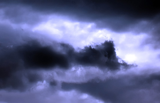 Surrealistische Wolkenstimmung in Blau