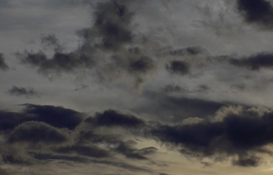 Wetterfront im Anmarsch: Es drohen Unwetter / Dunkle Wolken am Himmel