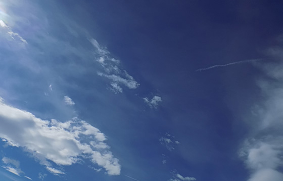 Badewetter: Hochdruck, vereinzelt Wolken am Himmel