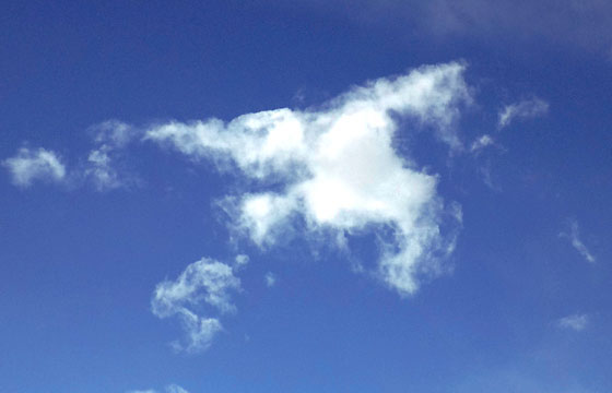 Badewetter / Hochdruck: Kleine weisse Wolke am blauen Himmel