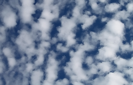 Blauer Himmel mit vielen Wolken