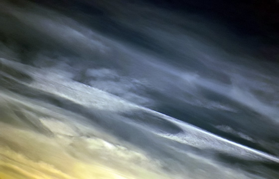 Wolkenformation: Malerische Wolkenstimmung am Abendhimmel