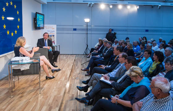 Karin Kneissl und Benedikt Weingartner in Europa : DIALOG