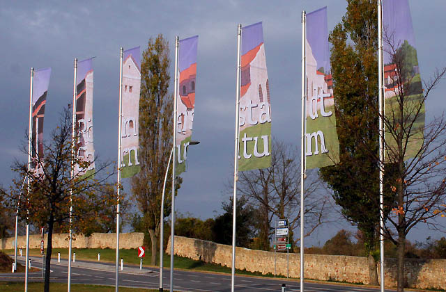 Carnuntum: Flaggen vor der R&ouml;merstadt