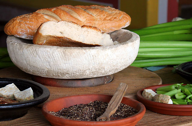 R&ouml;mischer Snack mit Brot, H&uuml;lsenfr&uuml;chten und Sellerie