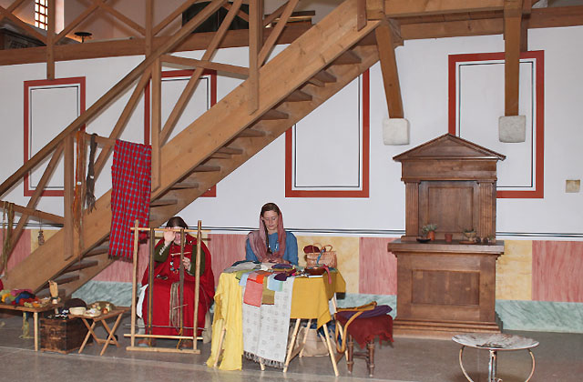 R&ouml;mische Therme / Grosser Saal. Handwerkerinnen / Weberin