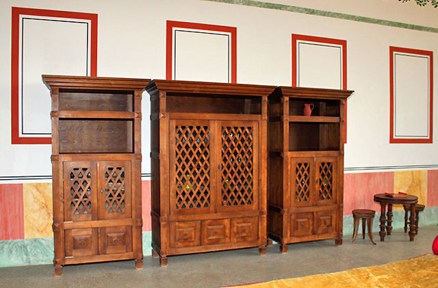 Edler Wandschrank in der R&ouml;mersiedlung Carnuntum