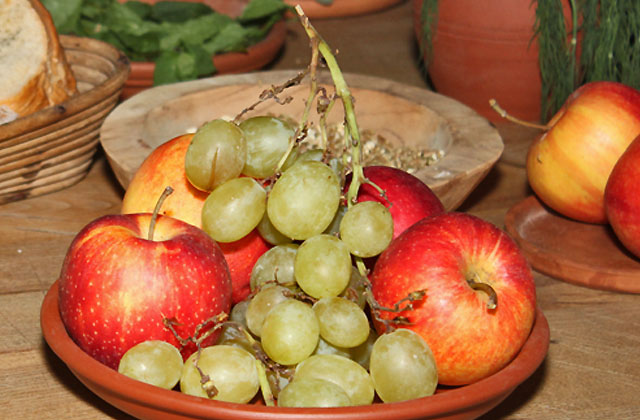Obstteller mit Weintrauben und &Auml;pfel