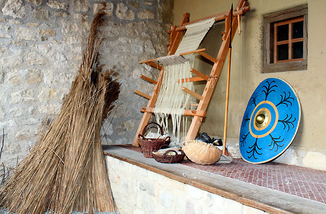 Alter Webstuhl im Innhof eines R&ouml;merhauses
