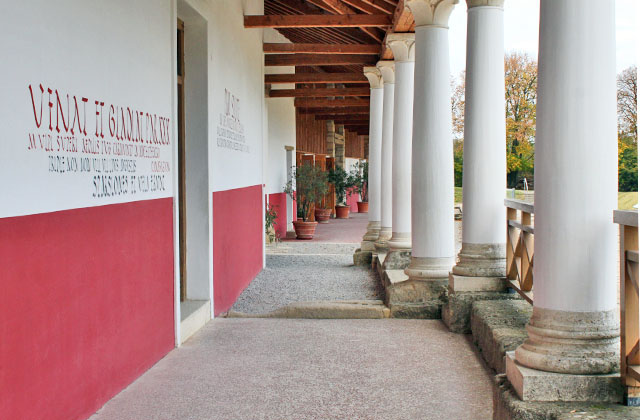 Antike Architektur in der R&ouml;merzeit / S&auml;ulengang in Carnuntum