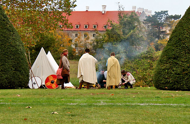 Carnuntum: R&ouml;mer am Lagerfeuer: Ohne Fr&uuml;hst&uuml;ck geht`s eben nicht!
