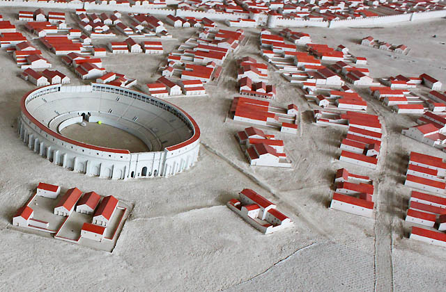Modell der R&ouml;mersiedlung Carnuntum mit der Arena