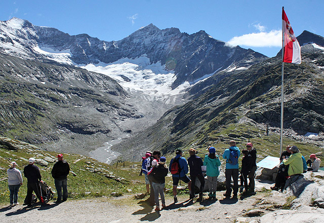 Wanderer, Bergsteiger - und Touristen bei der Rudolfsh&uuml;tte