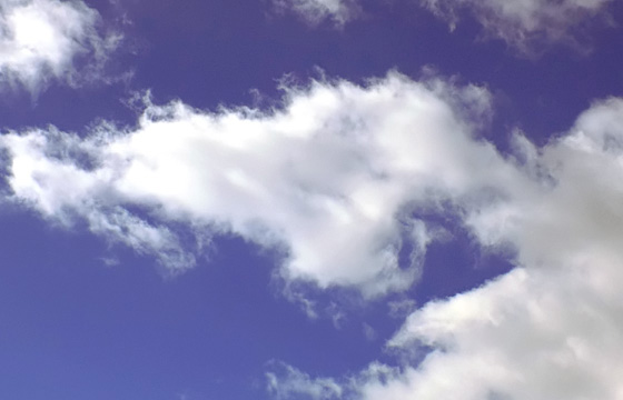 Dicke Wolken am arrurblauen Himmel