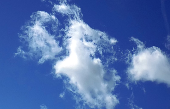 Weisse Wolken am blauen Himmel