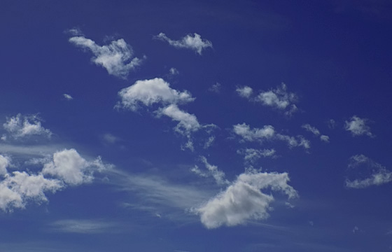 Sch&auml;fchenwolken am blauen Himmel / Badewetter! - Hochdruck.