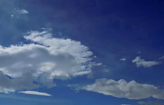 Wolkenformation am blauen Himmel tr&uuml;ben den Badespass ... 