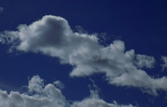 Fette Regenwolke am blauen Himmel: Wetterboten?
