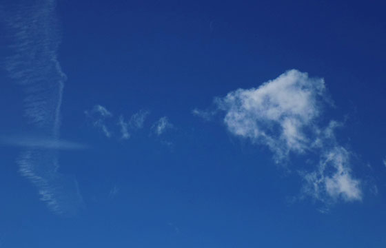 Badewetter - Hochdruck: Blauer Himmel mit Fadenwolken