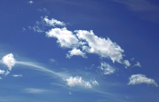 Zarte Wolken am blauen Himmel