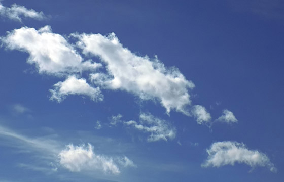 Verschiedene Wolkengattungen am blauen Himmel