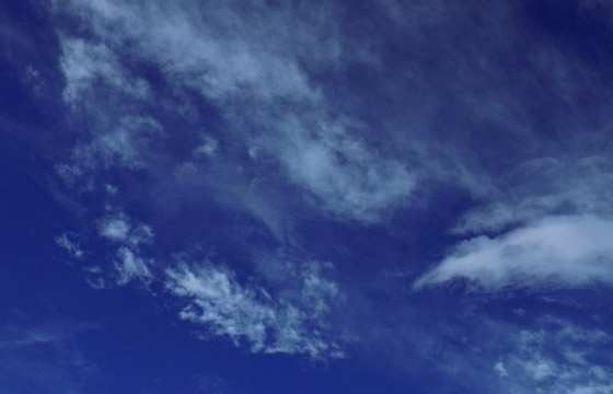 Interessantes Wolkenmuster am blauen Himmel